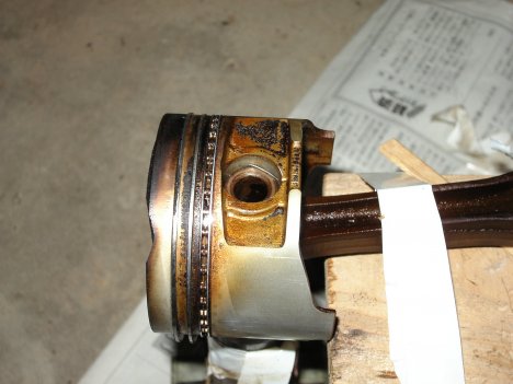 斜めに叩くとベアリングの内部が削げてしまいます。