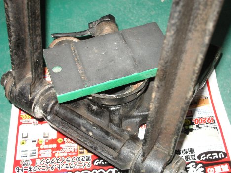 インナオイルシール（ABS装着車用）を打ち込んだところ