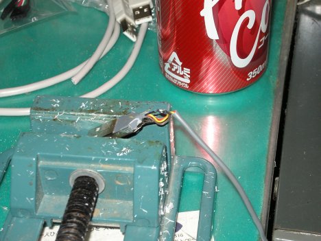 マウスケーブルの断線箇所をハンダで繋いだところ
