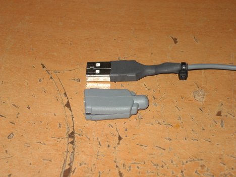 修理完了後のマウスケーブルのUSBコネクタ側と、切り開かれて取り外されたコネクタの元の被覆