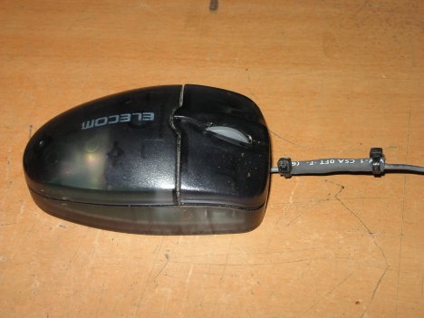 使い込まれて手垢がたまり、おまけにケーブルの断線を補修した形跡のあるマウス