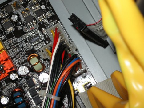 ＡＴＸ電源用コネクタのPS-ONとGNDをショートしたところ