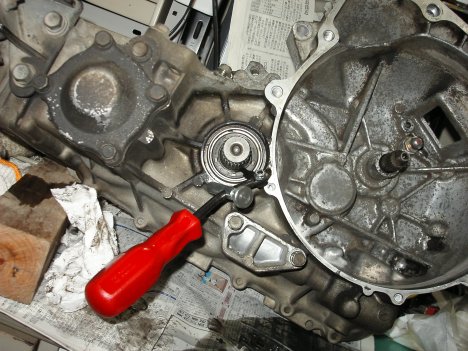 オイルシールにプーラーフックを入れたところ