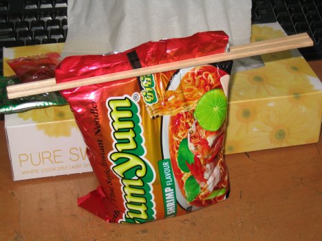 袋を割り箸で閉じる
