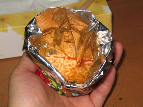 袋を手ですくうように持つ