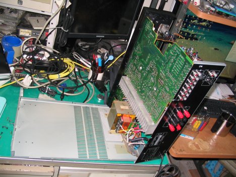 本体のキャビネットを開けたところ
