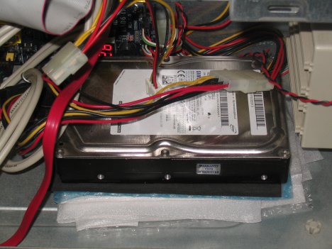 ケースの底に敷かれた緩衝材の上に置かれたハードディスク