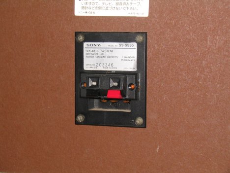 エンクロージャに取り付けられたスピーカー端子